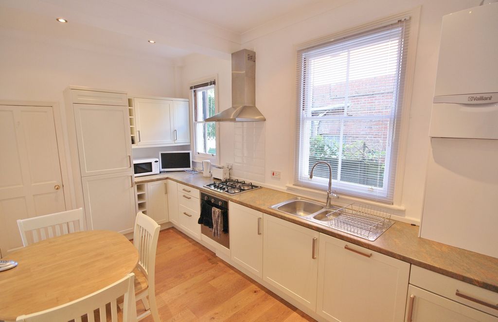 Property photo 3 of 9 Kitchen