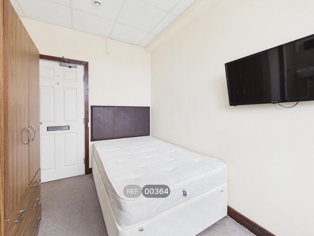 Property photo 2 of 17 Bedroom