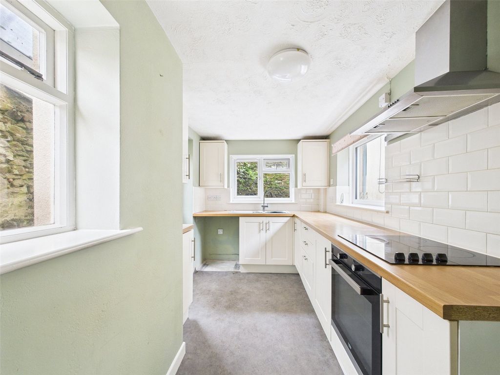 Property photo 3 of 10 Kitchen