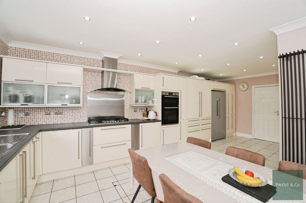Property photo 2 of 27