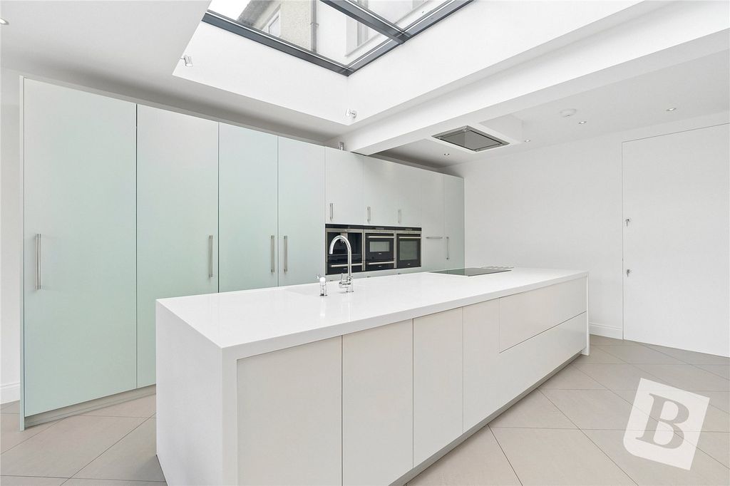 Property photo 3 of 21 Kitchen/Family/Diner