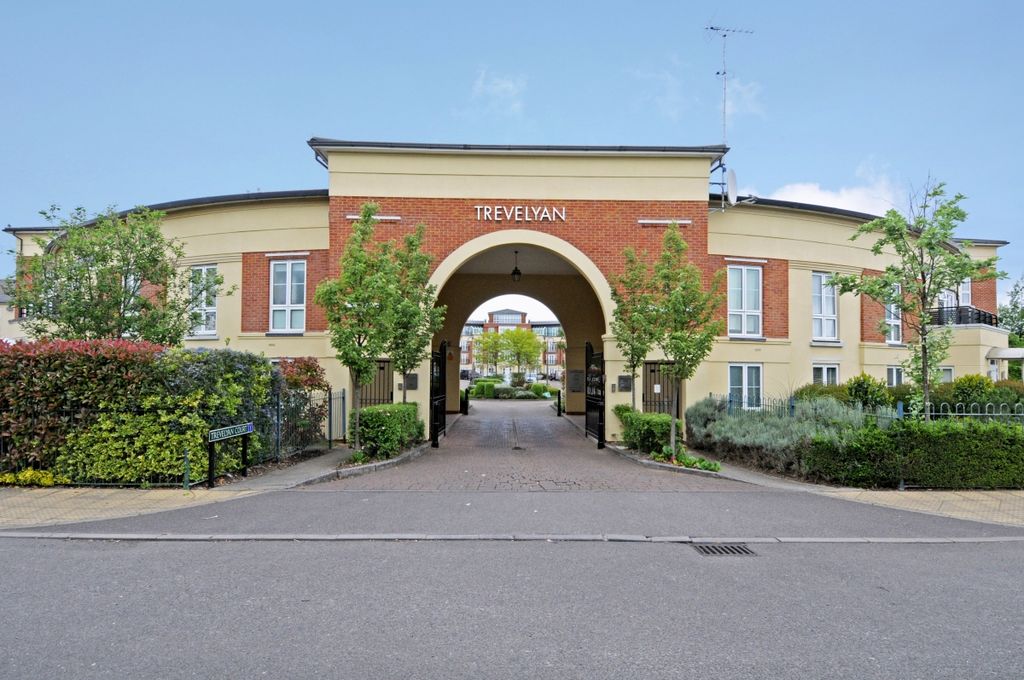 Property photo 2 of 23 40 Trevelyan Cour...
