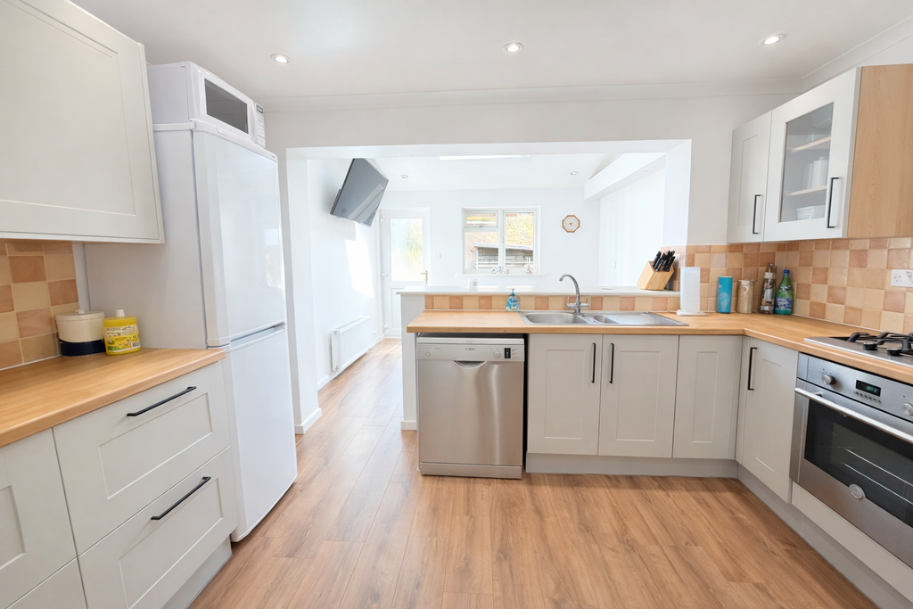 Property photo 3 of 11 Kitchen