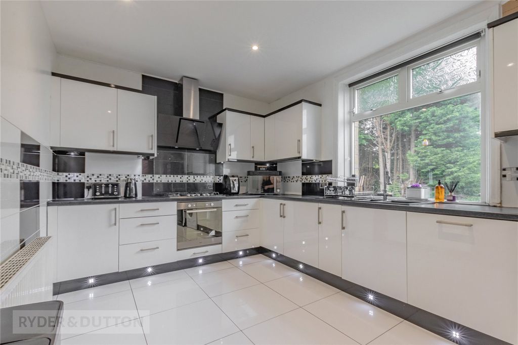 Property photo 3 of 17 Kitchen