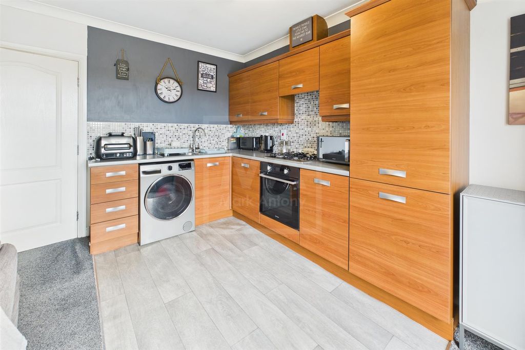 Property photo 3 of 11 Kitchen