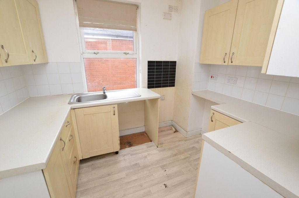 Property photo 3 of 10 Kitchen
