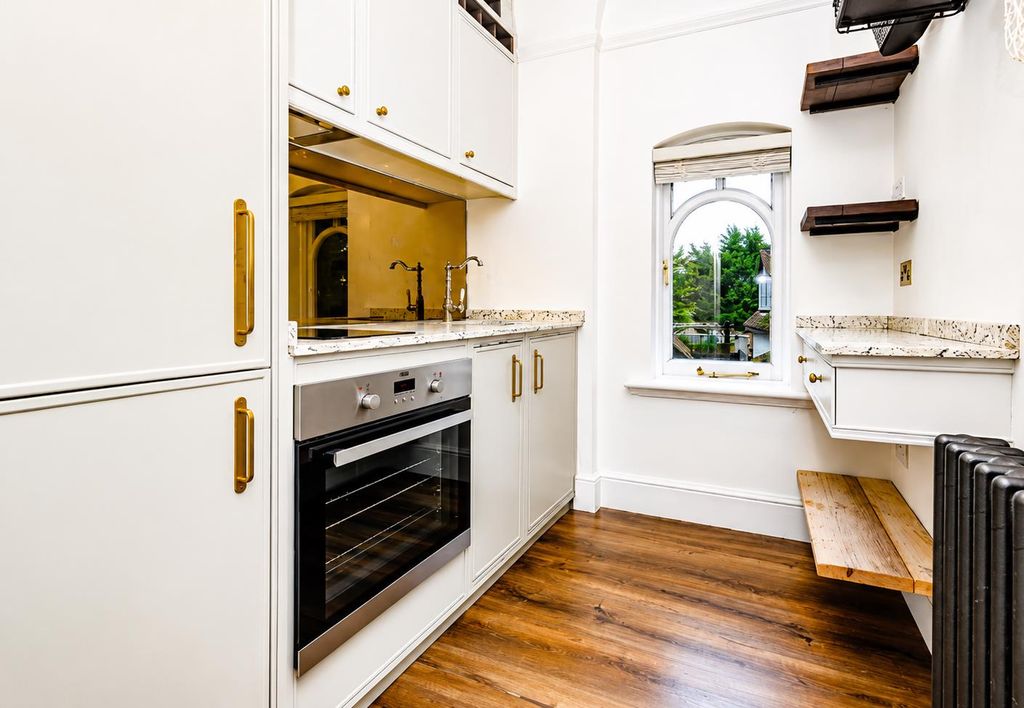 Property photo 2 of 14 Modern Fitted Kitchen