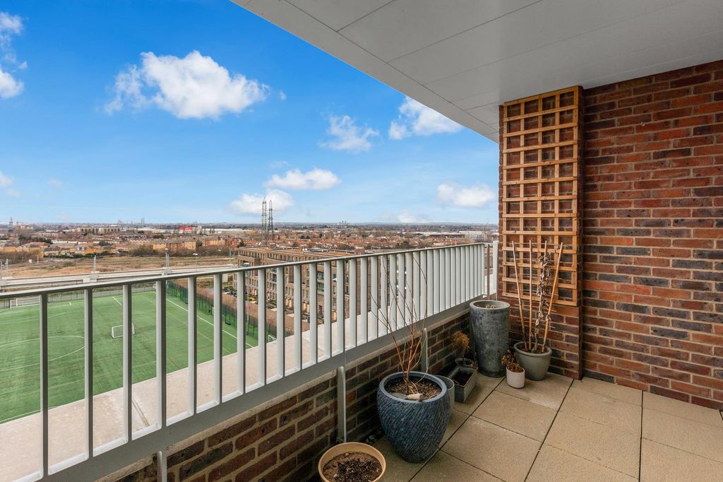 Property photo 2 of 18