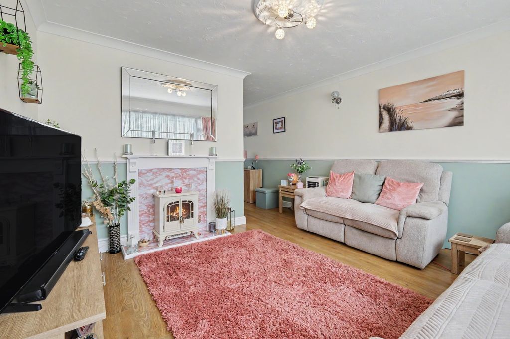 Property photo 2 of 15 5219073