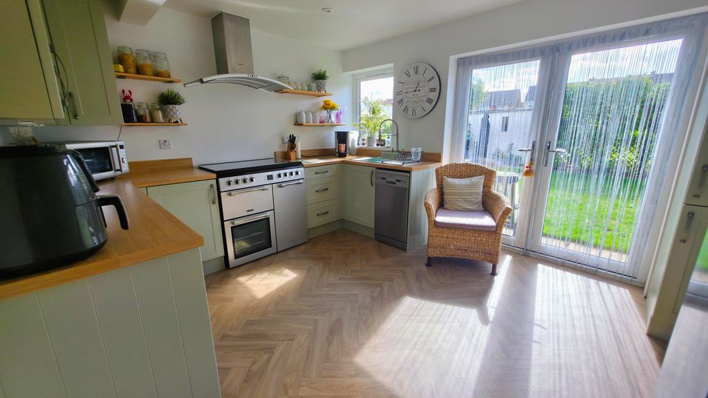 Property photo 3 of 30 Kitchen