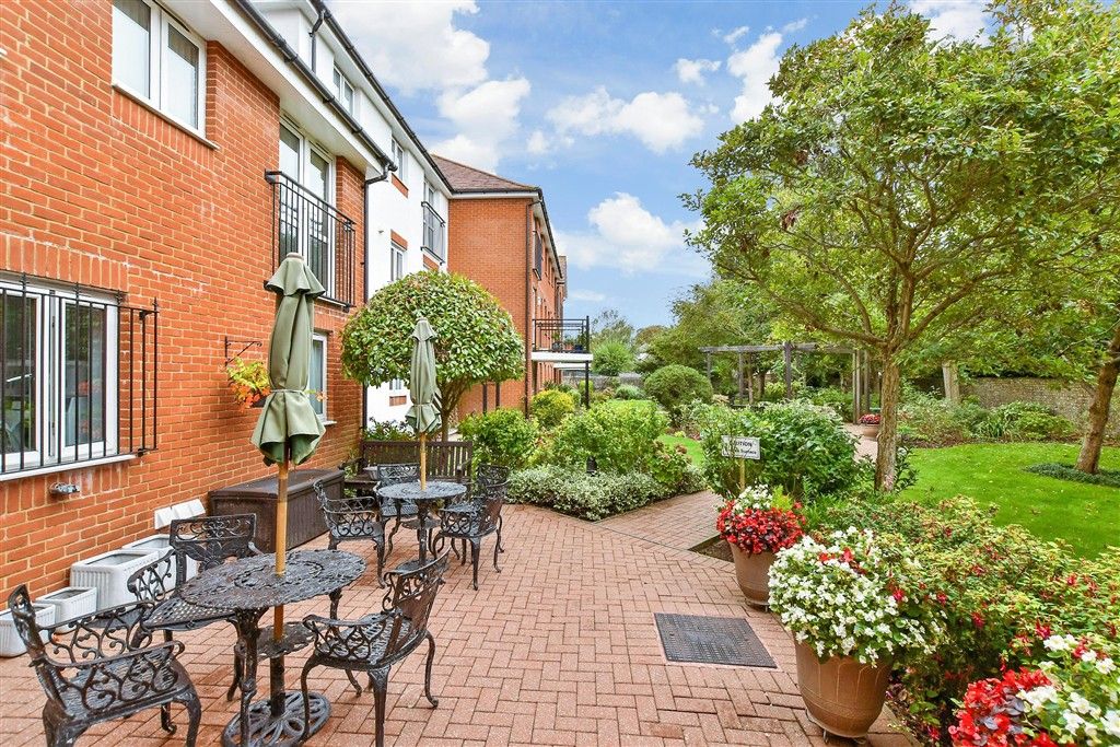 Property photo 3 of 14 Communal Gardens