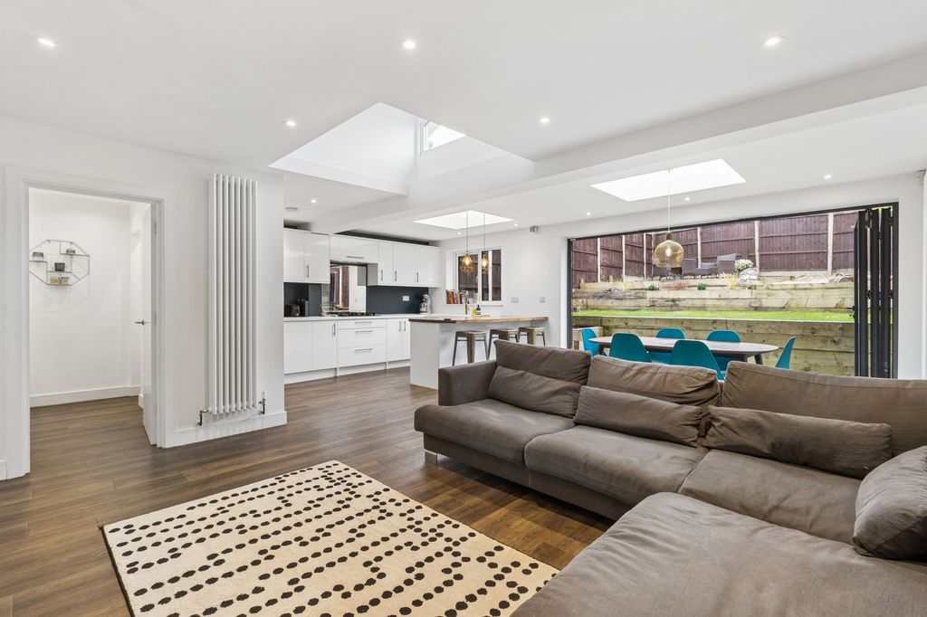 Property photo 3 of 27