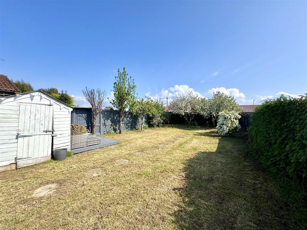 Property photo 2 of 25 Gardens