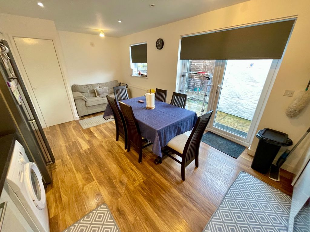 Property photo 3 of 11 4748262