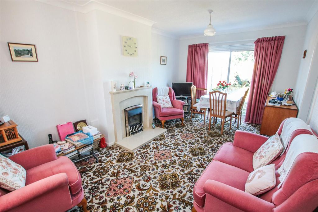 Property photo 3 of 11 Living Room