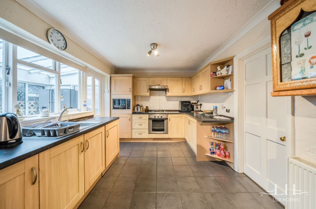 Property photo 2 of 25