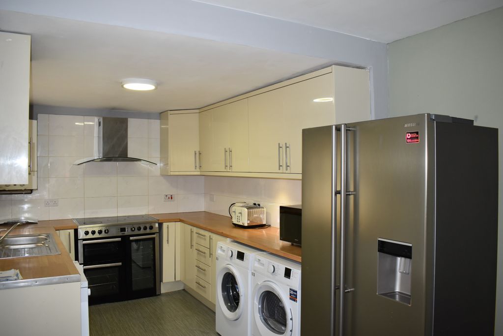 Property photo 3 of 6 Kitchen