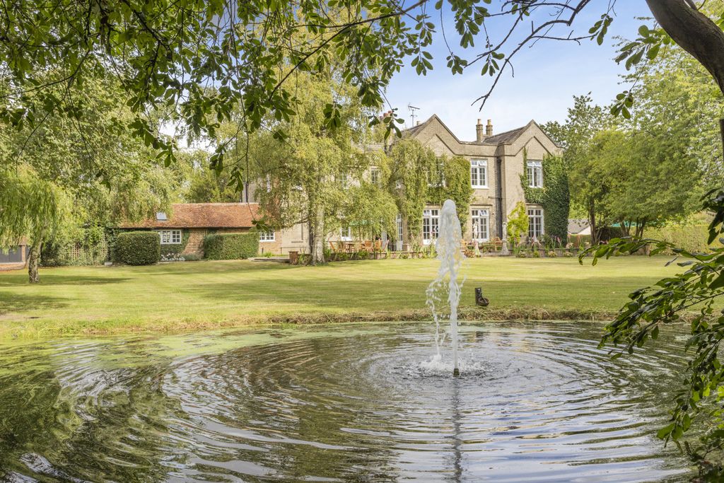 Property photo 2 of 47 Canfield Moat