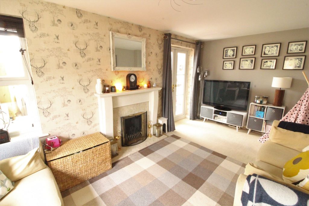 Property photo 3 of 15 Lounge
