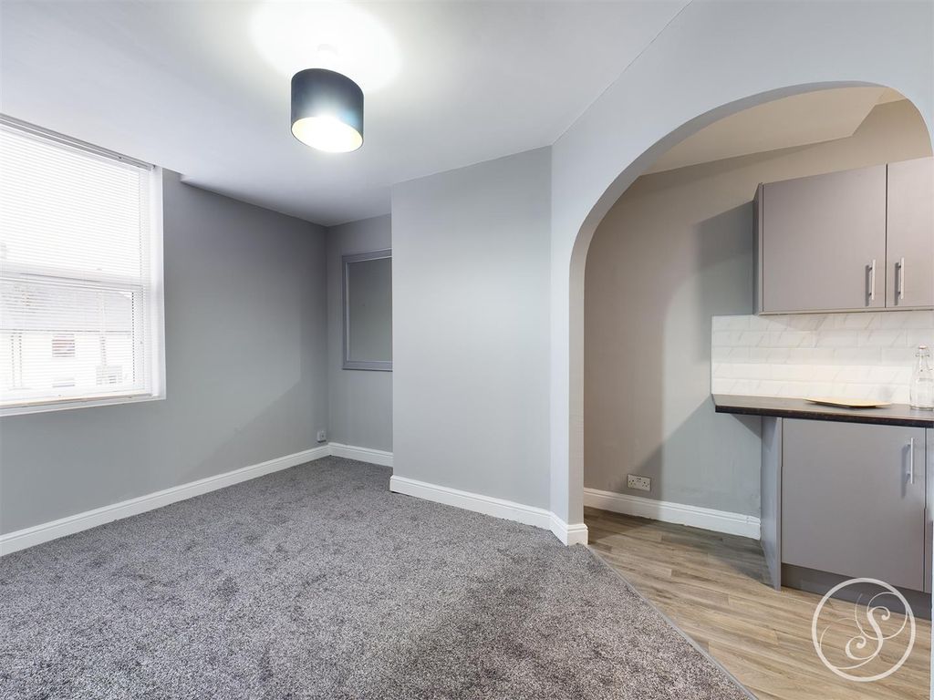 Property photo 2 of 10 Lounge