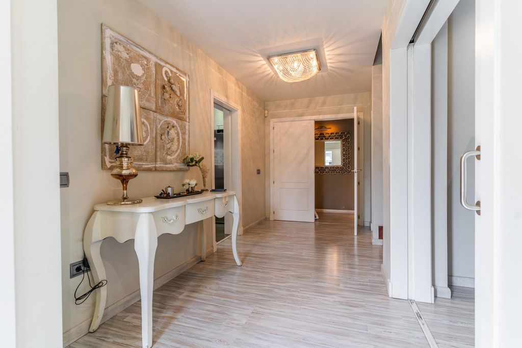 Property photo 3 of 91