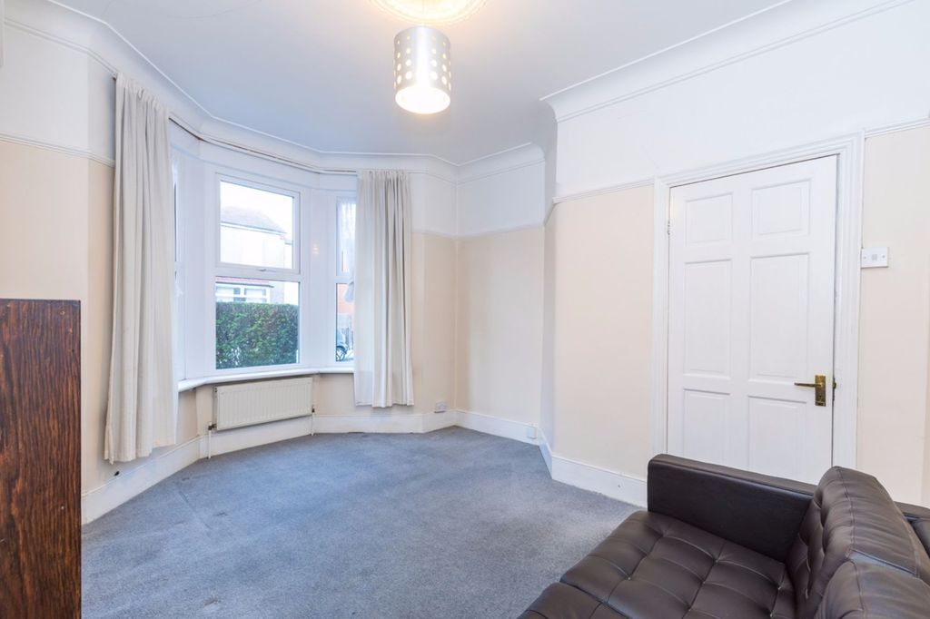 Property photo 3 of 14 74 Abbey Grove, Abbey Wood, London Se2 9Ep