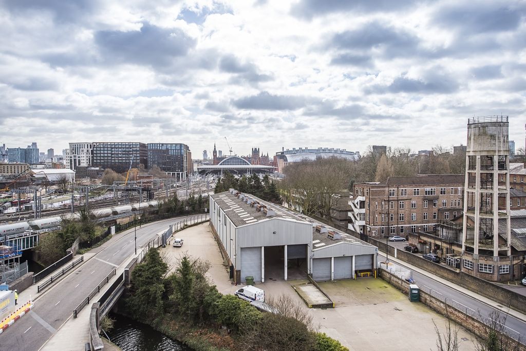 Property photo 3 of 9 Regents Wharf