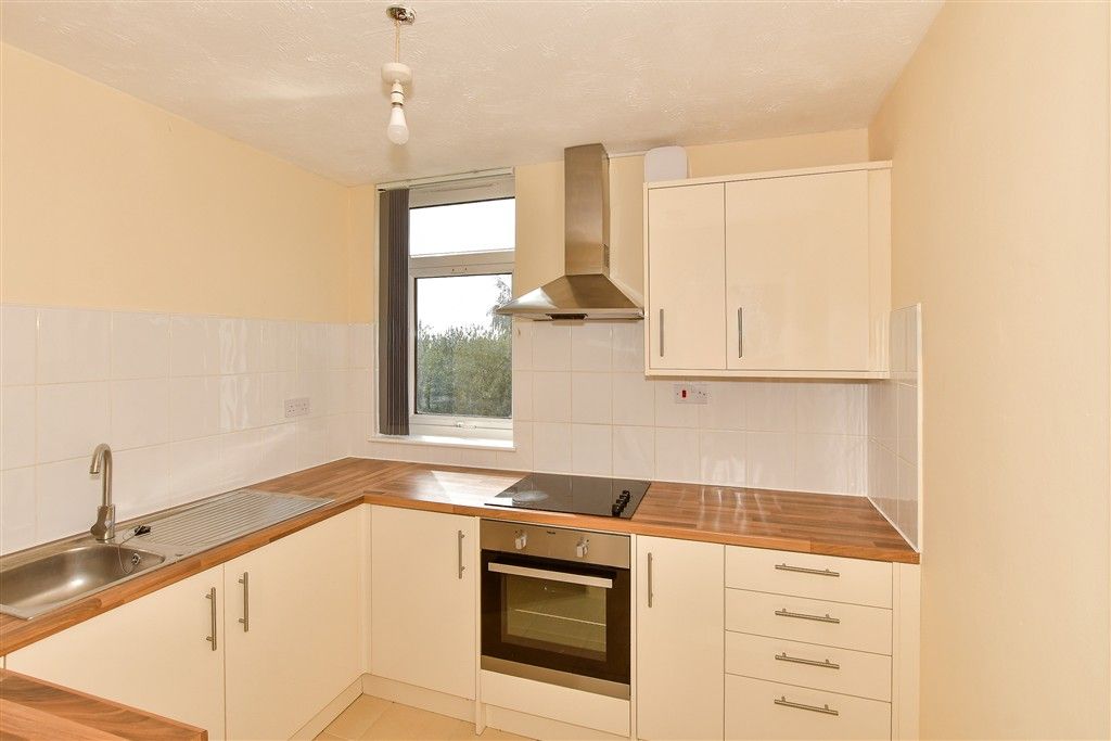 Property photo 3 of 10 Kitchen