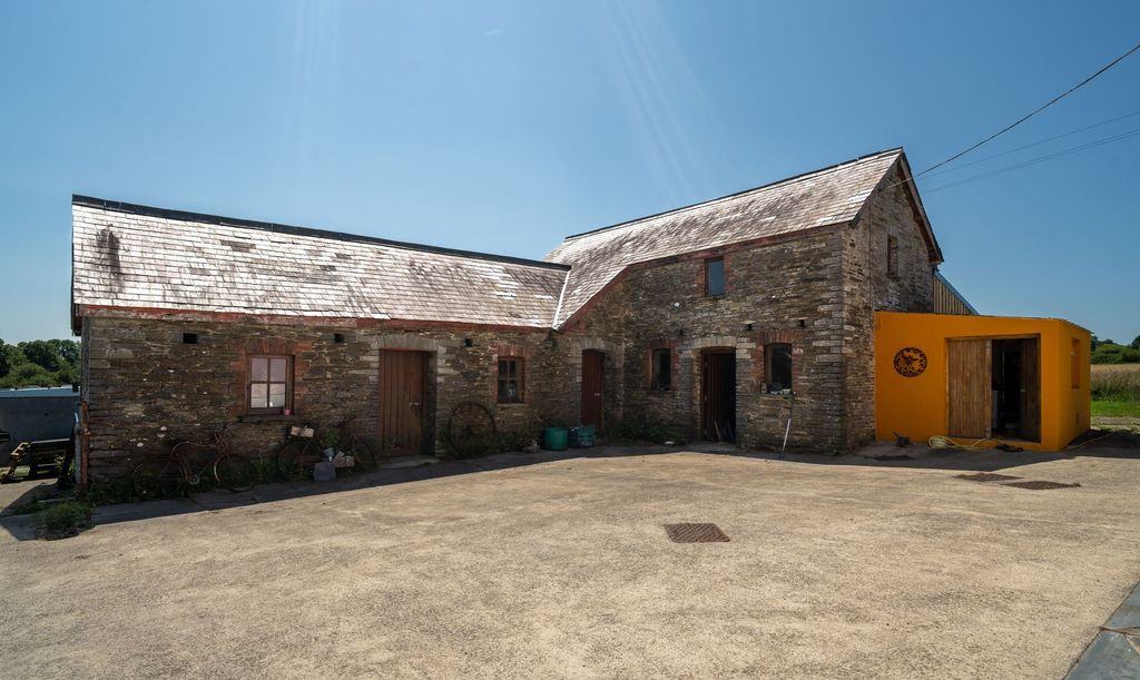 Property photo 2 of 52