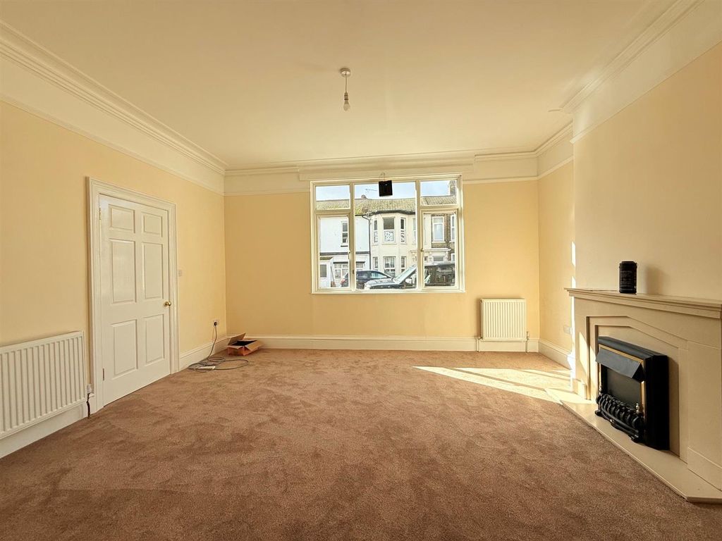 Property photo 3 of 9 Lounge