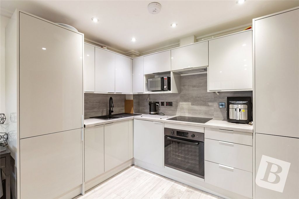 Property photo 3 of 17 Kitchen