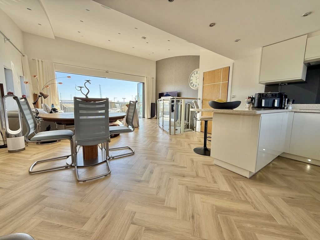 Property photo 1 of 32