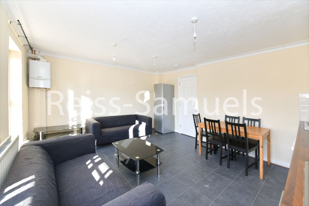 Property photo 3 of 33