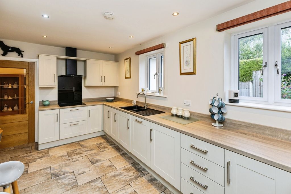Property photo 2 of 21 Kitchen
