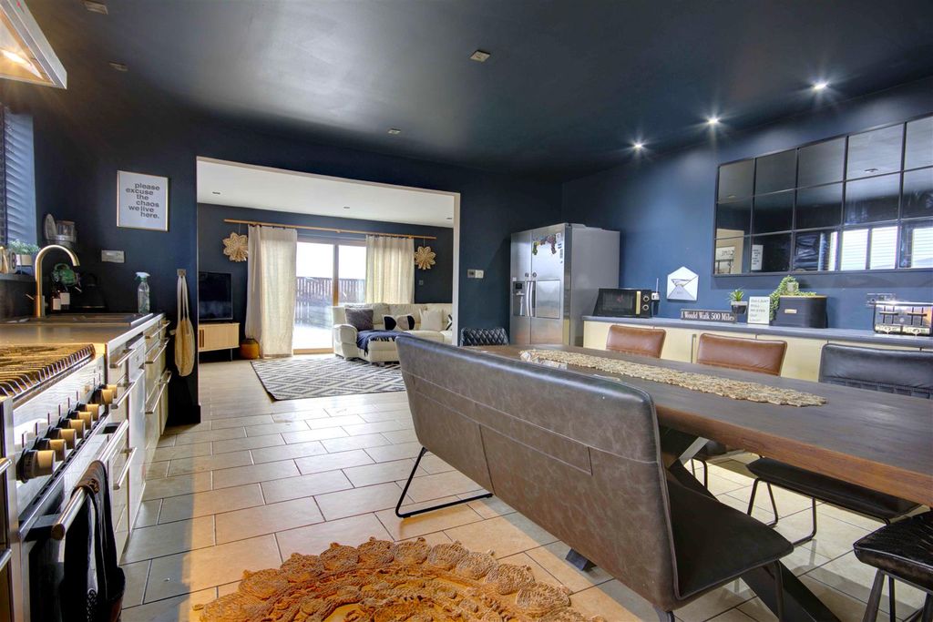 Property photo 2 of 31 Kitchen/Diner/Family Room