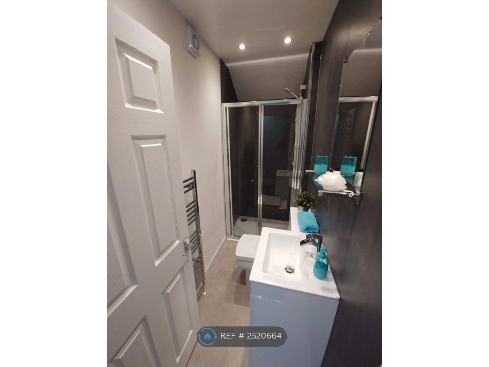 Property photo 2 of 12 Bathroom 2