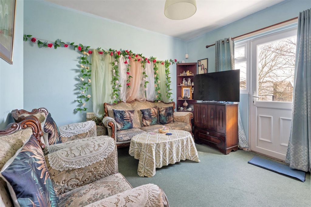 Property photo 2 of 18 Fairlop Road, E11