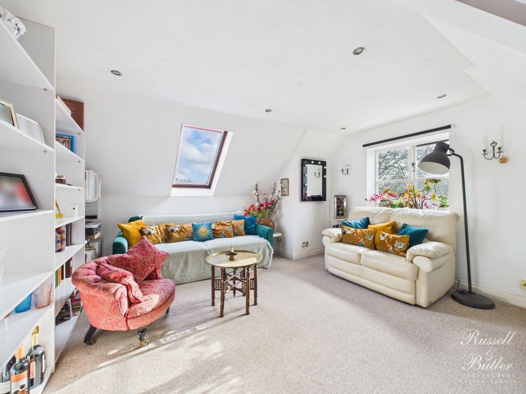 Property photo 2 of 16 Cam01995G0-Pr0404-Still009