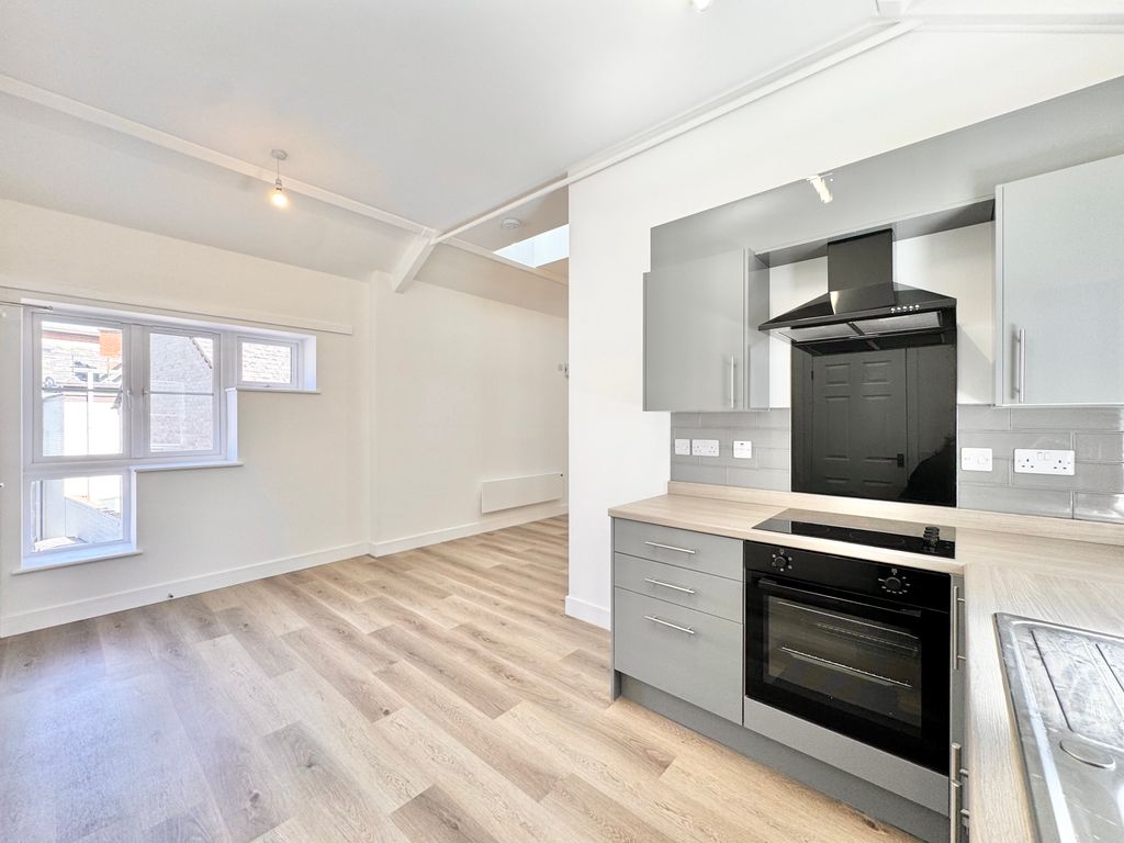 Property photo 3 of 7 Kitchen