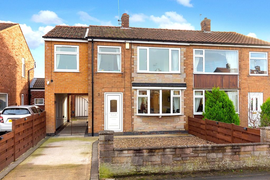 Property photo 2 of 22 Whitethorn Close -Front