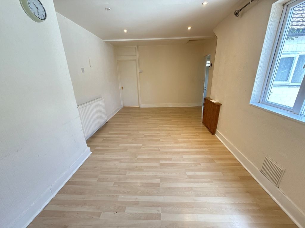 Property photo 3 of 11 4387195