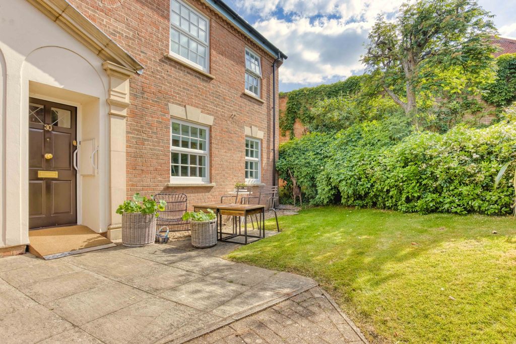 Property photo 1 of 17 Ewemove Taunton - Eastgate Gardens (13)
