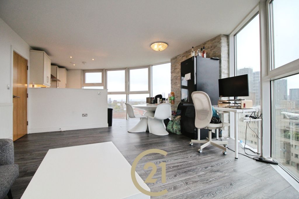 Property photo 3 of 11 Lounge 2