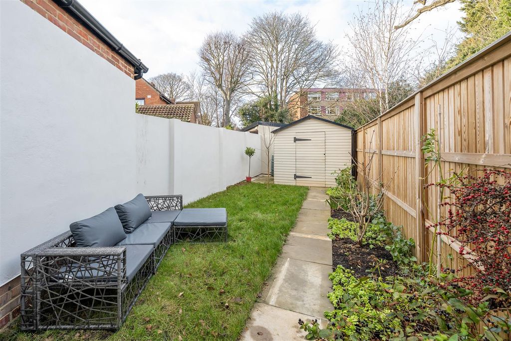 Property photo 2 of 31 Avon Way, E18