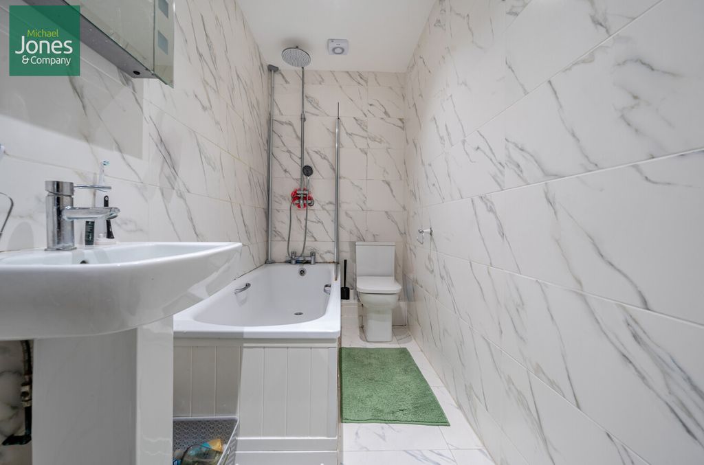 Property photo 3 of 9 Bathroom