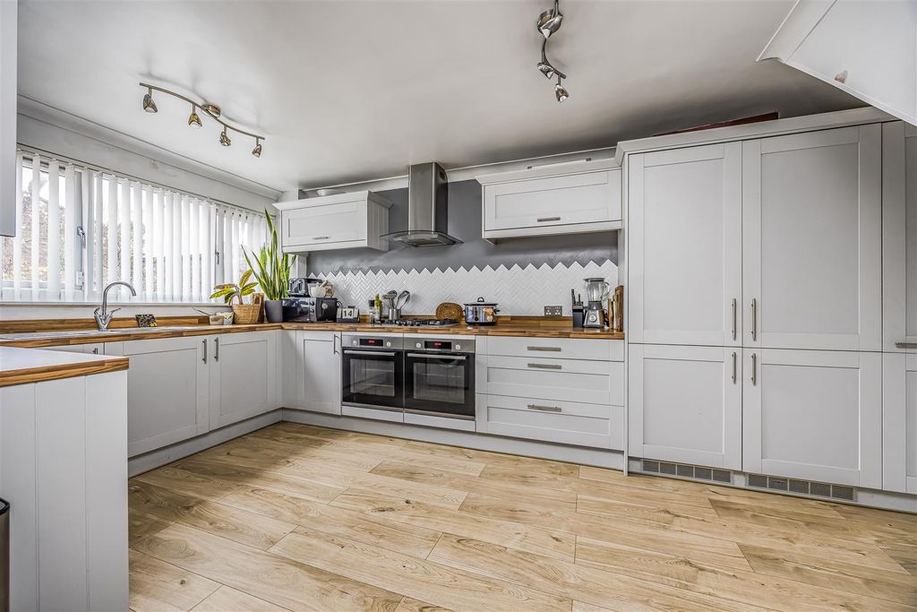 Property photo 1 of 17 9 Magpie Walk, Waterlooville-Porticomarketing-Sold