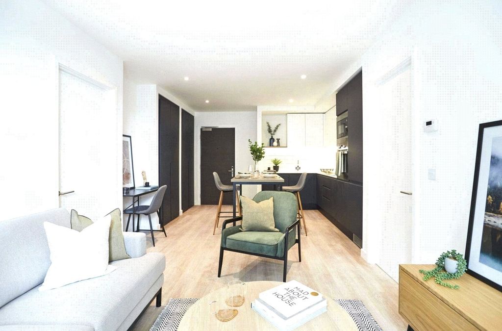 Property photo 2 of 17 Circle Square
