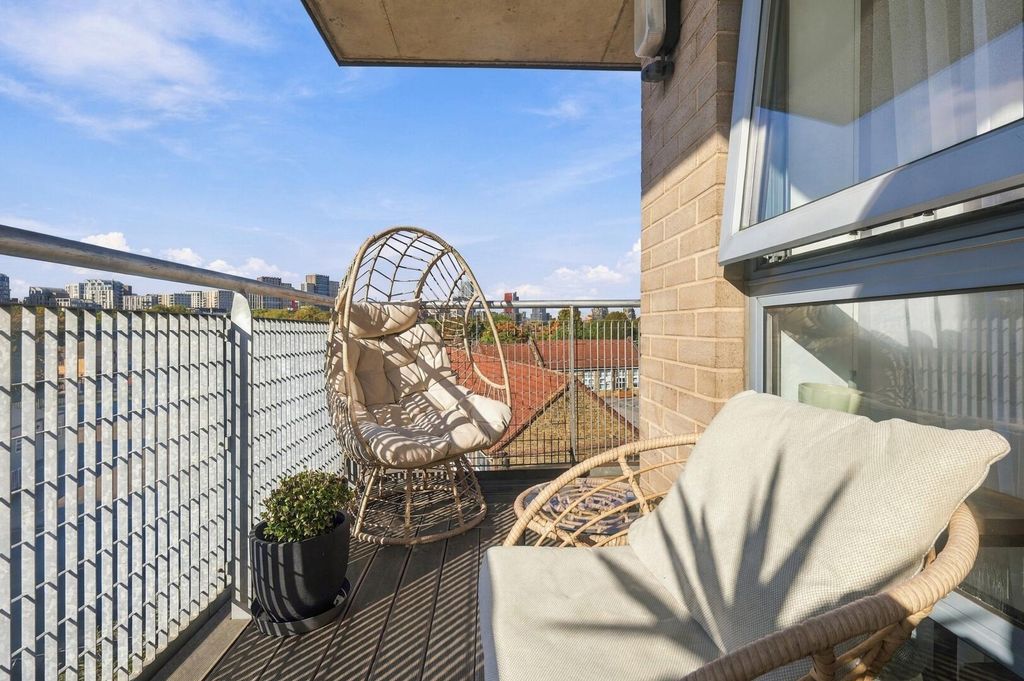 Property photo 3 of 23 Balcony