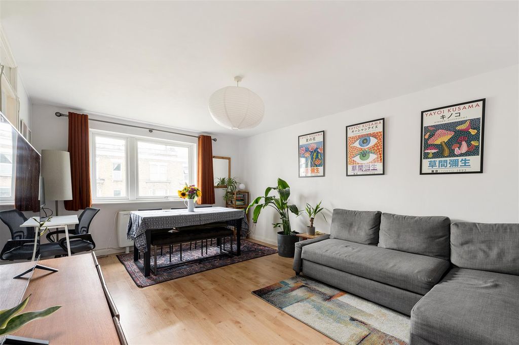 Property photo 2 of 25 Carnarvon Road, E15