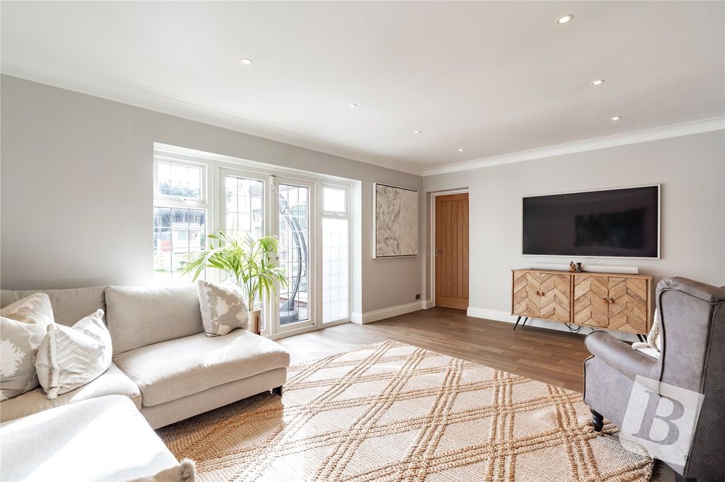 Property photo 2 of 23 Picture No. 17